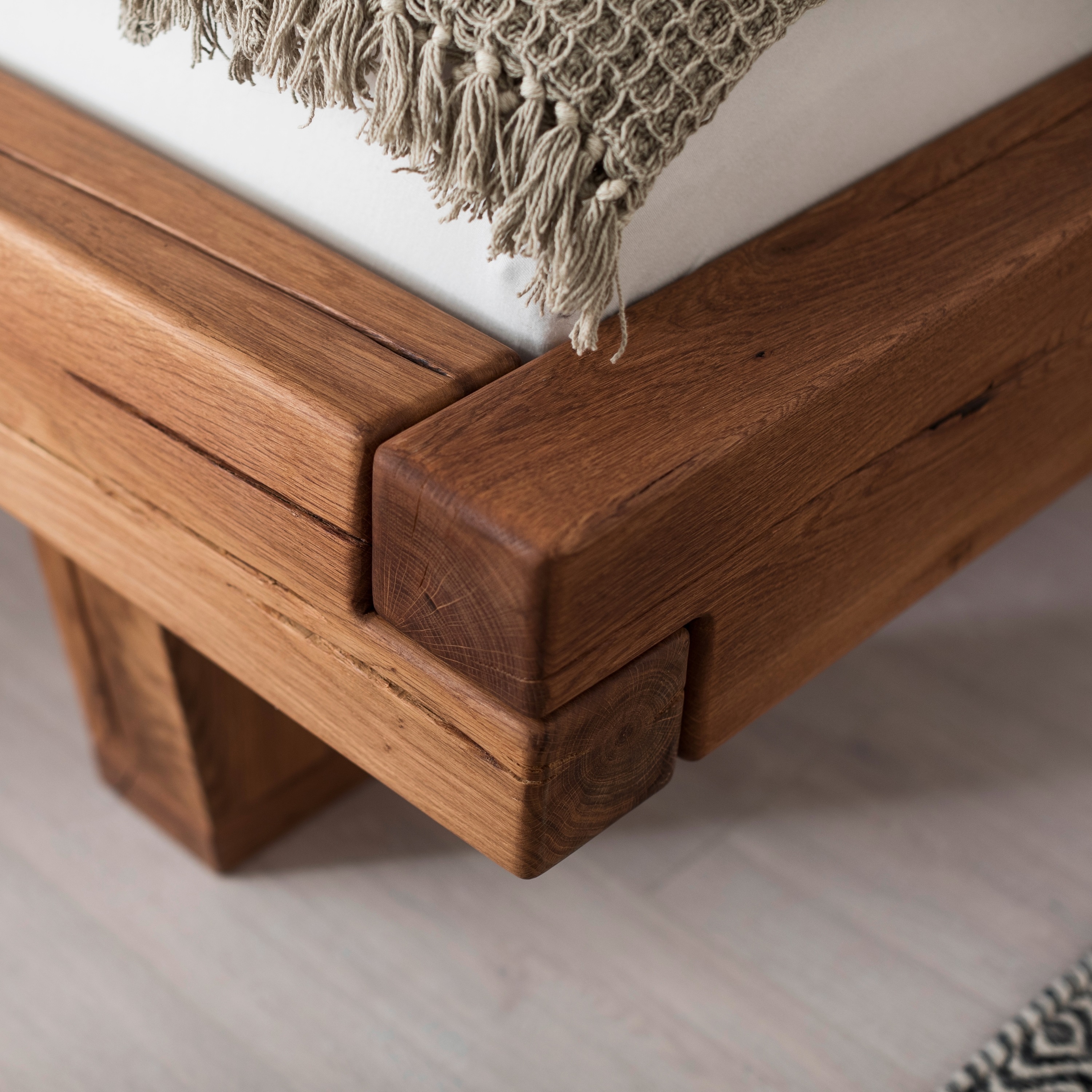 Bubema Mondera – Massivholz Balken-Bett mit Kopfteil, Holzfüße in Kufenform